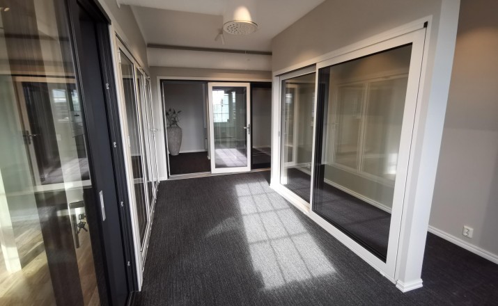 Strømmen AS showroom_vinduer, dører, skyvedører og foldedører til terrasse