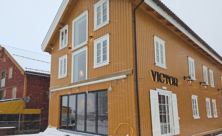 sulankstomos durys, įėjimo durys ir vidaus pertvaros Restoranui Victor 
