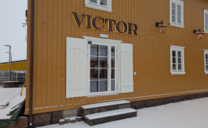  sulankstomos durys, įėjimo durys ir vidaus pertvaros Restoranui Victor 