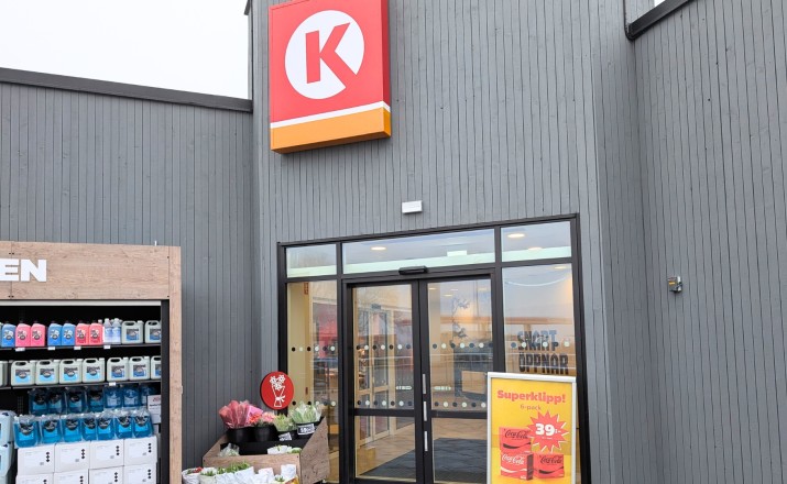 Automatinės degalinės įėjimo durys Circle K Švedijoje