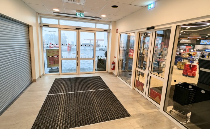 Automatinės degalinės įėjimo durys iš vidaus, Circle K Švedijoje