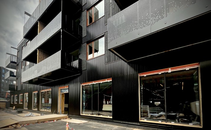 Curtain wall installation in progress at Triaden BT6
